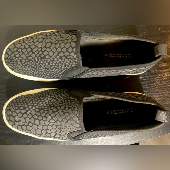 💰2/$10 sale - H&M Divided Black Snake Pattern loafers size 8 - Picture 2 of 4